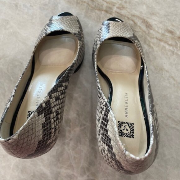 Anne Klein Snakeskin Print Leather Peep Toe Heels, Size 6.5 - Picture 2 of 10
